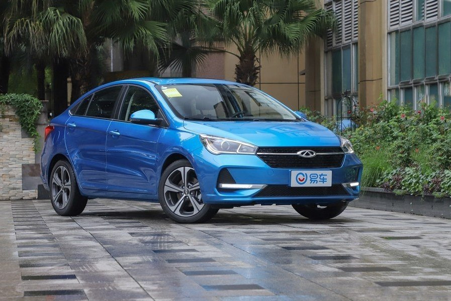 Overview compact sedan Chery Arrizo 5