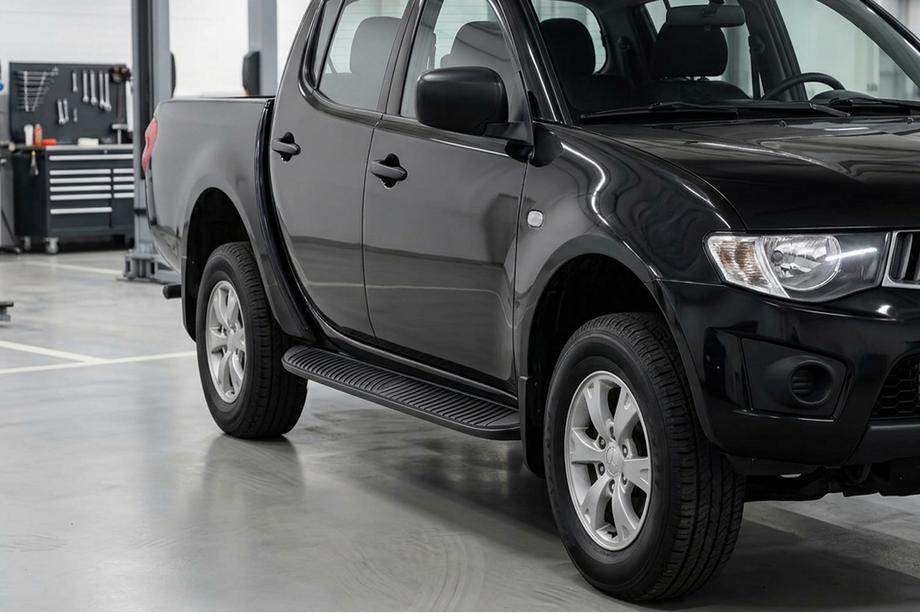 Mitsubishi L200 2015-2024 Side Steps Tayga Black (2 pcs, Aluminum) Image