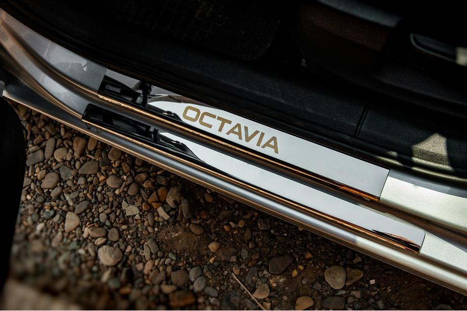 Skoda Octavia III A7 2013-2019 Door Sill Protectors Carmos V1 (8 pcs, Stainless Steel) Image