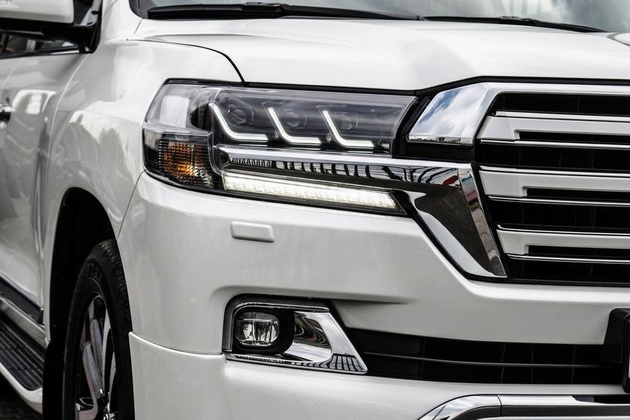 Toyota Land Cruiser 200 2007-2021 Front Headlights 2016+ (LX-Design) Image