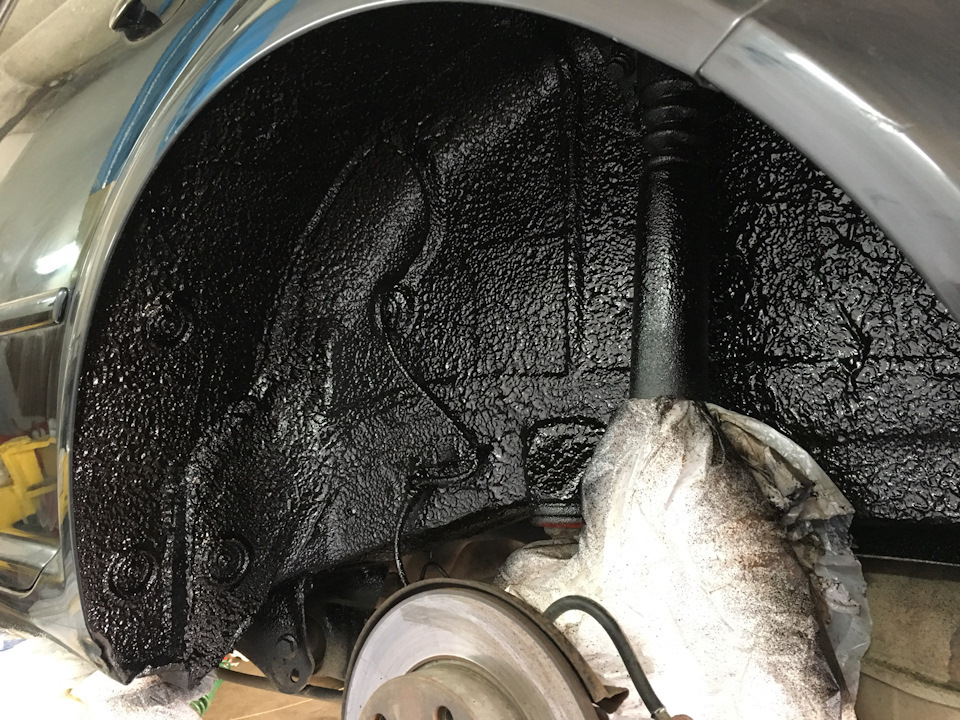 Liquid noise insulation for a car
