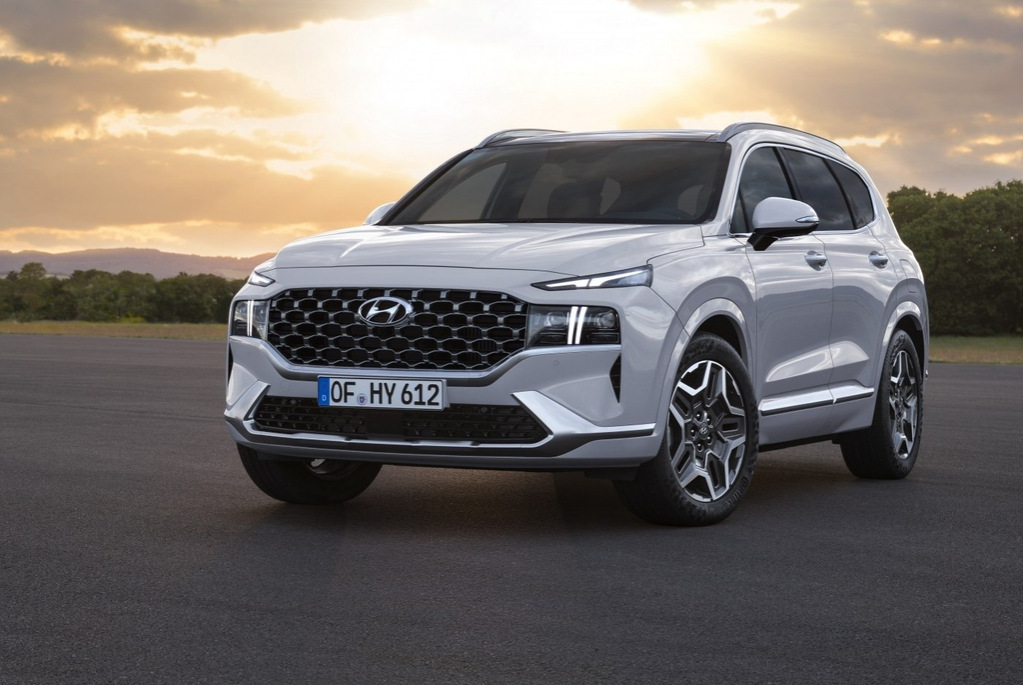 The updated version of the crossover Hyundai Santa Fe is already on sale
