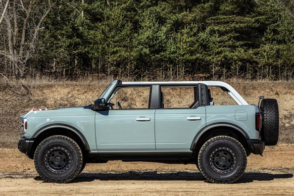Five-door modification of the new generation Ford Bronco SUV Photo 5
