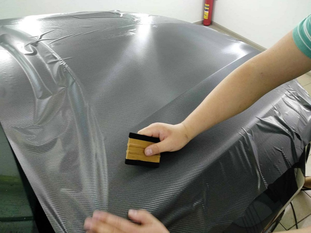 How to glue a carbon film on a car with your own hands