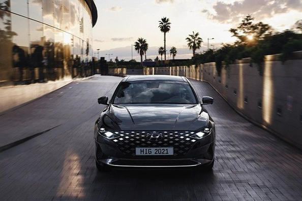 Updated sedan Hyundai Grandeur sixth incarnation
