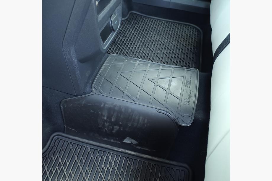 Volkswagen Tiguan 2016-2023 Rear Tunnel Rubber Mat (Stingray Premium) Photo 3