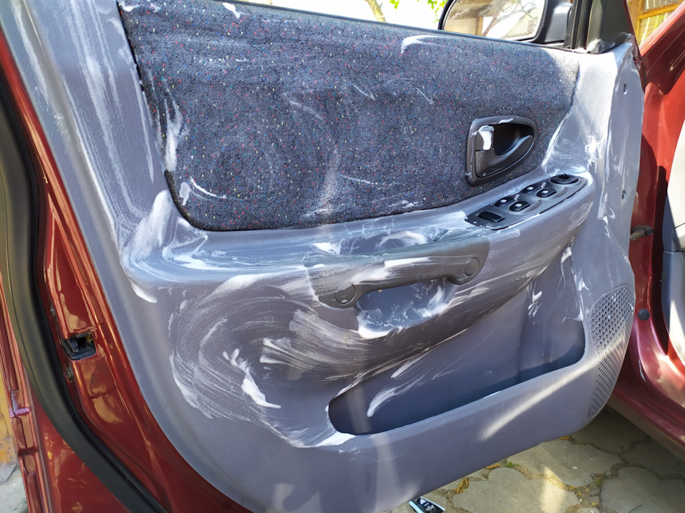 How to quickly clean the plastic in the car?