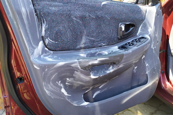 How to quickly clean the plastic in the car?