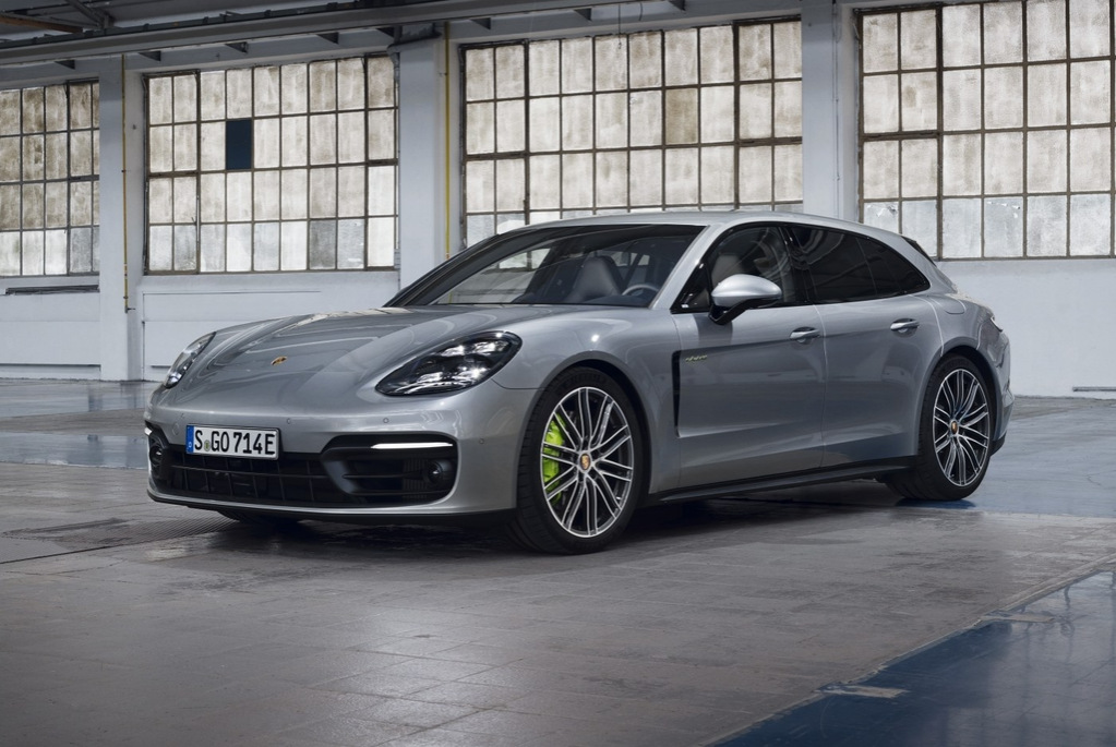Review of the all-wheel drive station wagon Porsche Panamera Sport Turismo