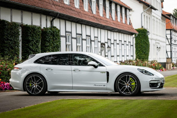 Review of the all-wheel drive station wagon Porsche Panamera Sport Turismo
