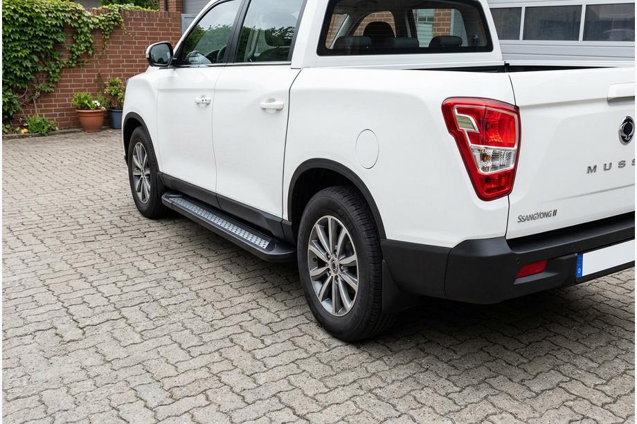 SsangYong Musso II 2018– Side Steps Vision New Black (2 pcs, Aluminum) Image
