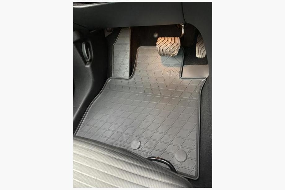 Renault Scenic/Grand 2016–2025 Rubber Floor Mats Stingray (4 pcs) Image