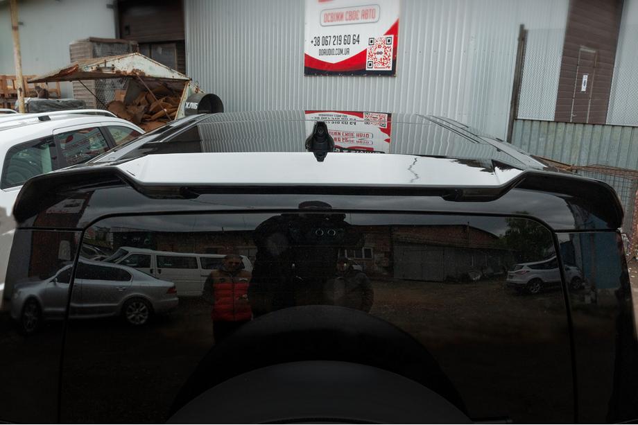 Land Rover Defender 2019- V1 Spoiler (Black) Photo 2