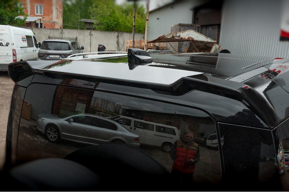 Land Rover Defender 2019- V1 Spoiler (Black) Photo 3