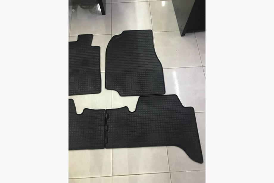 Toyota Land Cruiser 100 1998-2007 Used Rubber Floor Mats (4 pcs, Stingray Premium) Image