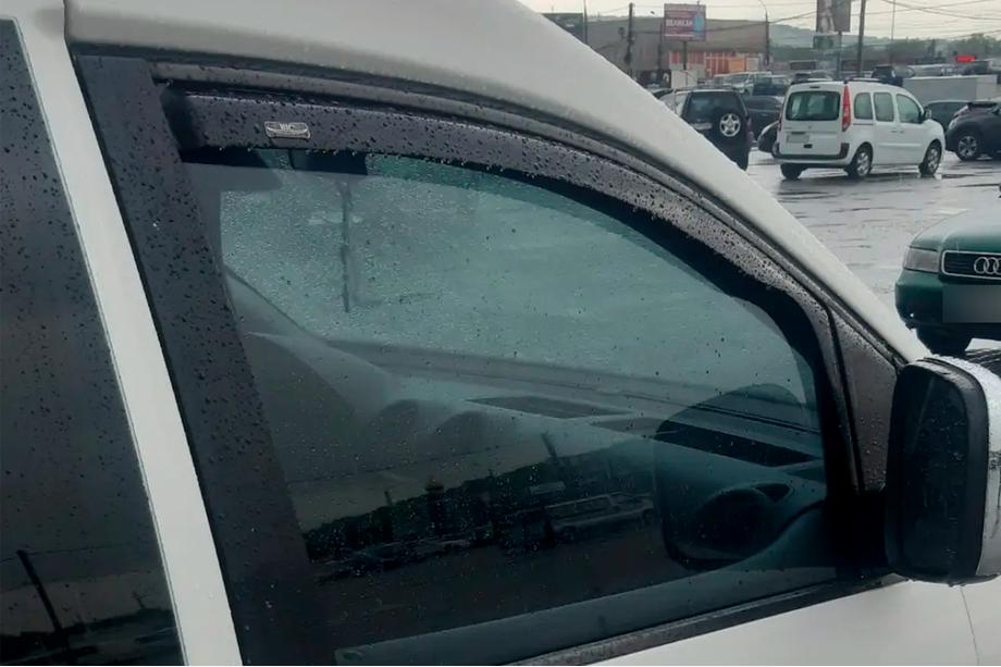 Opel Combo 2019- In-channel window deflectors (2 pcs, HIC) Image