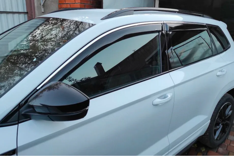 Skoda Karoq 2018- Window deflectors with chrome trim (4 pcs, HIC) Image