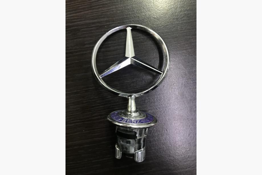 Mercedes S-class W140 1991-1998 SALE! Target emblem (with lettering) Image
