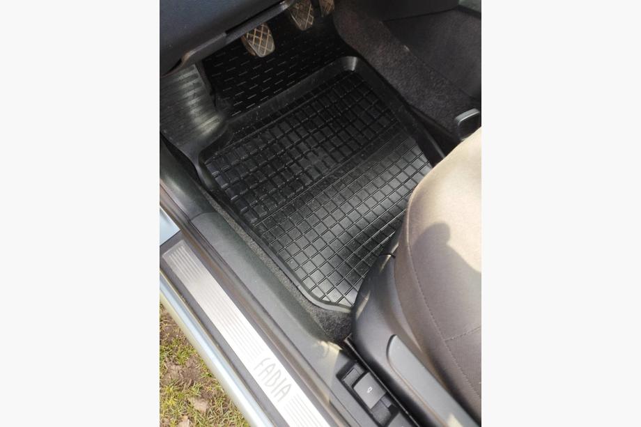 Skoda Fabia 2000-2007 Rubber floor mats with edge (4 pcs, Polytep) Image